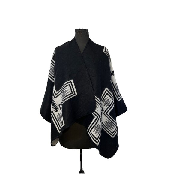 Old Navy NEW Scarf Shawl Aztec Wrap White & Black Cozy Sweater Kimono Western - Picture 1 of 8
